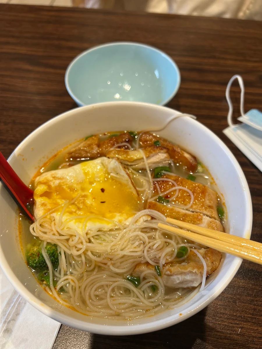 鮮牛肉蛋米粉 beef & eggs vermicelli soup